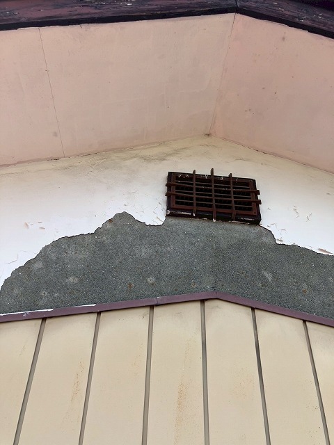 外壁の一部が塗膜剥がれ